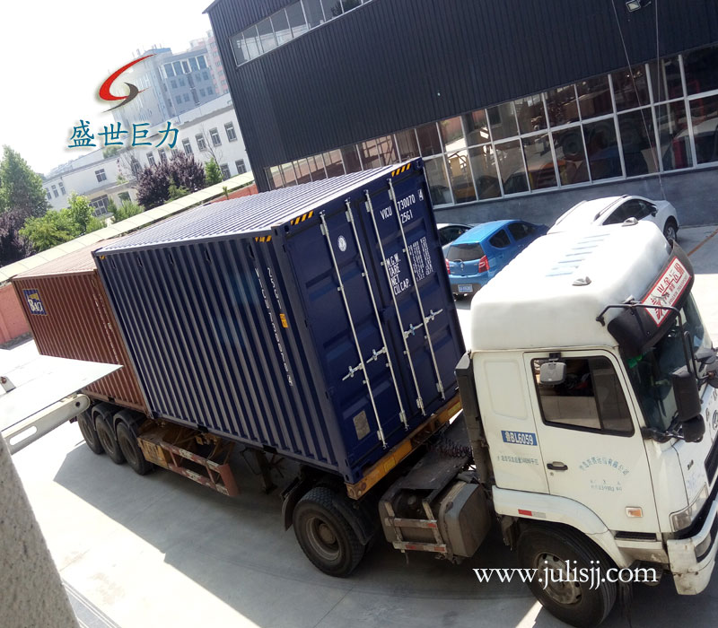 即將裝載液壓升降平臺的集裝箱貨車 即將裝載液壓升降平臺的集裝箱貨車