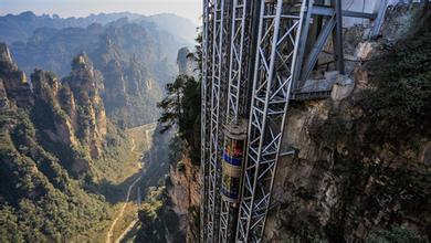 山坡上的液壓升降平臺(tái)電梯