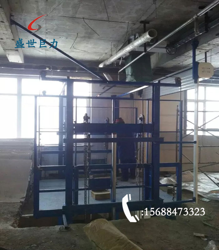 導(dǎo)軌式升降機(jī)安裝中 導(dǎo)軌式升降機(jī)安裝中